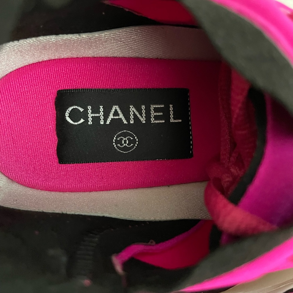 CHANEL Pink Sneakers with White Logo and Streamlined Design - Picture 7 of 7
